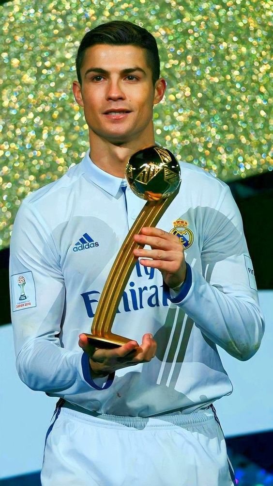 ảnh Ronaldo cầm cúp 9